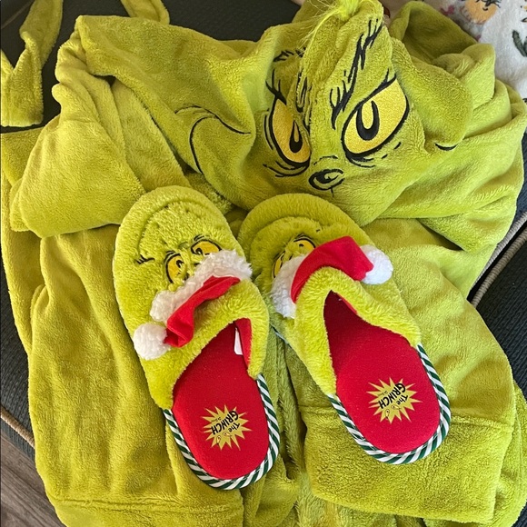 Other - Green Grinch Robe and Slippers Set